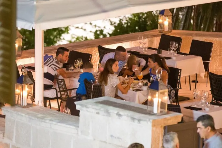 Hrvatski nogometni reprezentativci Ivan Peri&scaron;ić i Nikola Kalinić sa suprugama Josipom Peri&scaron;ić i Vanjom Kalinić te djecom Manuelom i Leom Peri&scaron;ićem te Mateom Kalinićem večerali su u japanskom restoranu Takenoko, nakon čega su pro&scaron;etali Stradunom te se taksijima vratili u hotel.