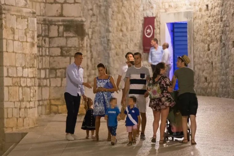 Hrvatski nogometni reprezentativci Ivan Peri&scaron;ić i Nikola Kalinić sa suprugama Josipom Peri&scaron;ić i Vanjom Kalinić te djecom Manuelom i Leom Peri&scaron;ićem te Mateom Kalinićem večerali su u japanskom restoranu Takenoko, nakon čega su pro&scaron;etali Stradunom te se taksijima vratili u hotel.