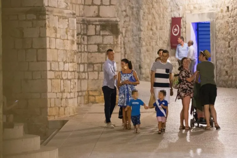 Hrvatski nogometni reprezentativci Ivan Peri&scaron;ić i Nikola Kalinić sa suprugama Josipom Peri&scaron;ić i Vanjom Kalinić te djecom Manuelom i Leom Peri&scaron;ićem te Mateom Kalinićem večerali su u japanskom restoranu Takenoko, nakon čega su pro&scaron;etali Stradunom te se taksijima vratili u hotel.