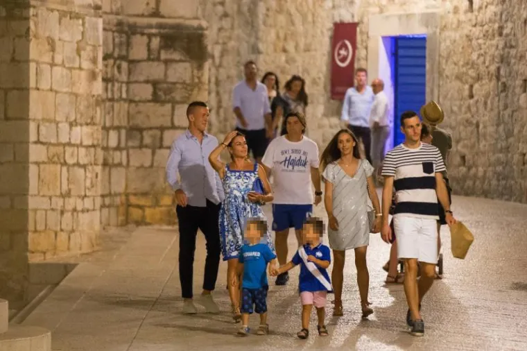 Hrvatski nogometni reprezentativci Ivan Peri&scaron;ić i Nikola Kalinić sa suprugama Josipom Peri&scaron;ić i Vanjom Kalinić te djecom Manuelom i Leom Peri&scaron;ićem te Mateom Kalinićem večerali su u japanskom restoranu Takenoko, nakon čega su pro&scaron;etali Stradunom te se taksijima vratili u hotel.