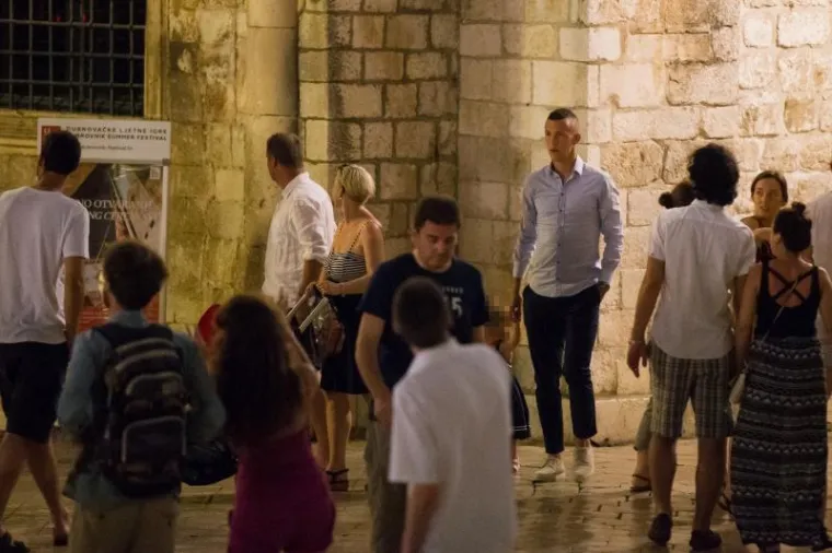 Hrvatski nogometni reprezentativci Ivan Peri&scaron;ić i Nikola Kalinić sa suprugama Josipom Peri&scaron;ić i Vanjom Kalinić te djecom Manuelom i Leom Peri&scaron;ićem te Mateom Kalinićem večerali su u japanskom restoranu Takenoko, nakon čega su pro&scaron;etali Stradunom te se taksijima vratili u hotel.