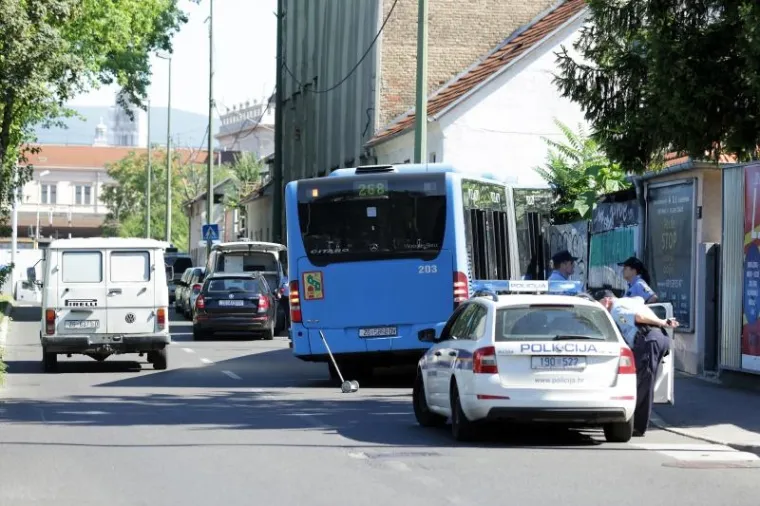 NESREĆA U SREDIŠTU ZAGREBA: ZET-ov autobus zabio se u zid, četvero ozlijeđenih