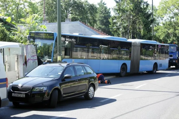 U zagrebačkoj Paromlinskoj ulici autobus ZET-a zabio se u u ogradu kuće. Vozaču je navodno pozlilo. U nesreći je ozlijeđeno četvero ljudi, koji su prevezeni u bolnicu.
