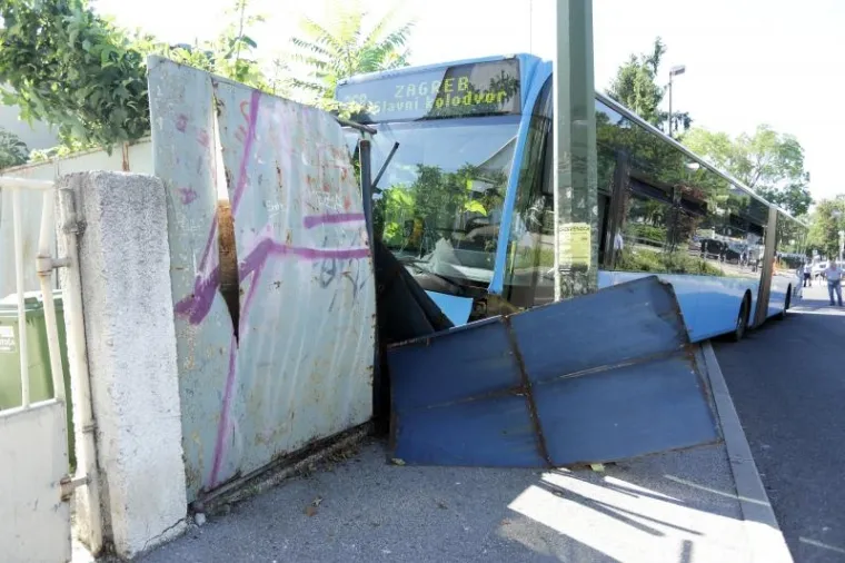 NESREĆA U SREDIŠTU ZAGREBA: ZET-ov autobus zabio se u zid, četvero ozlijeđenih