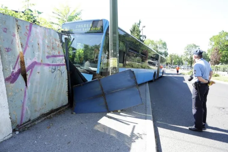 NESREĆA U SREDIŠTU ZAGREBA: ZET-ov autobus zabio se u zid, četvero ozlijeđenih