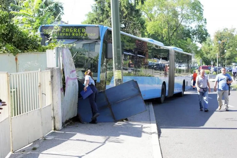 NESREĆA U SREDIŠTU ZAGREBA: ZET-ov autobus zabio se u zid, četvero ozlijeđenih