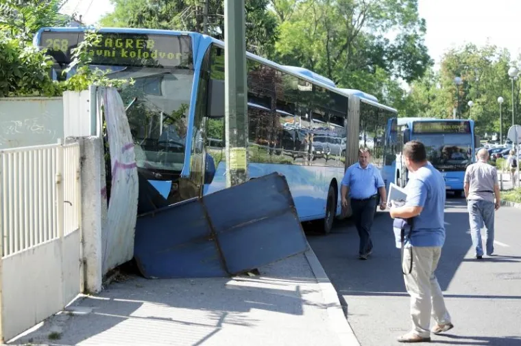 NESREĆA U SREDIŠTU ZAGREBA: ZET-ov autobus zabio se u zid, četvero ozlijeđenih