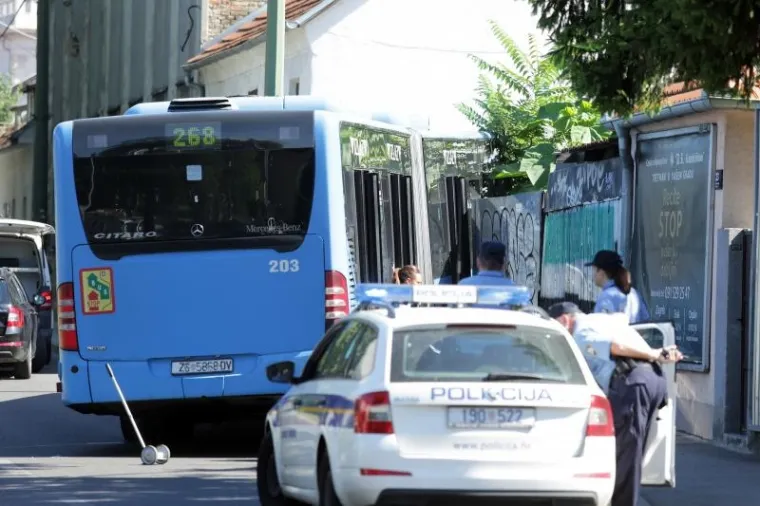 NESREĆA U SREDIŠTU ZAGREBA: ZET-ov autobus zabio se u zid, četvero ozlijeđenih