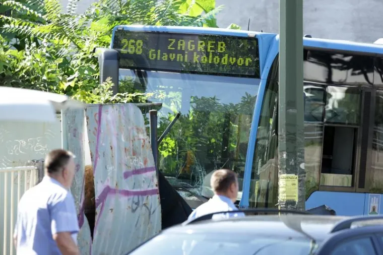 NESREĆA U SREDIŠTU ZAGREBA: ZET-ov autobus zabio se u zid, četvero ozlijeđenih