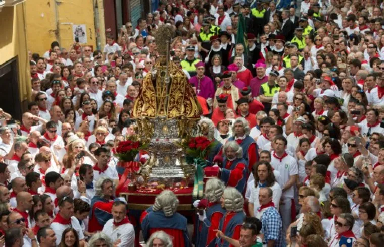 Festival San Fermino u Pamploni počinje procesijom sveca,  a potom slijedi vatromet.