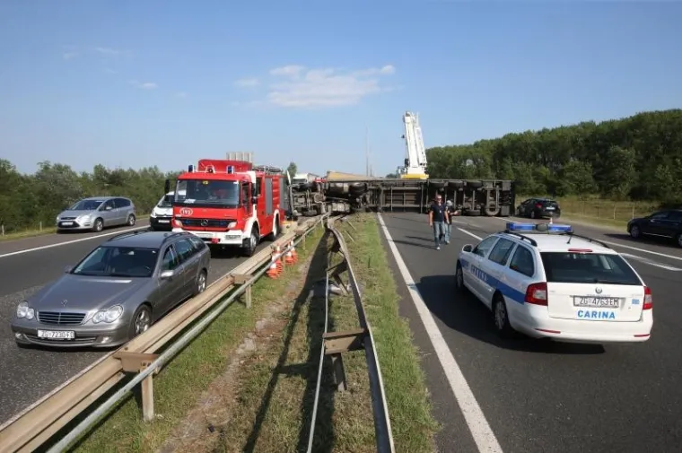 Na zagrebačkoj obilaznici kod motela Plitvice prevrnuo se kamion preko dvije prometne trake i blokirao promet