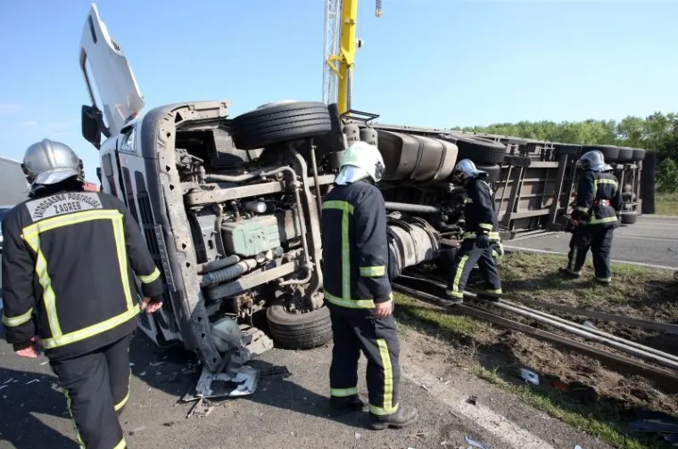 DRAMA NA ZAGREBAČKOJ OBILAZNICI: Pogledajte kako je kamionska grdosija blokirala promet i uzrokovala gužvu