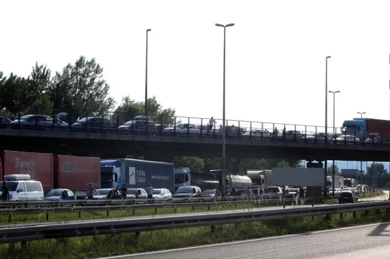 DRAMA NA ZAGREBAČKOJ OBILAZNICI: Pogledajte kako je kamionska grdosija blokirala promet i uzrokovala gužvu