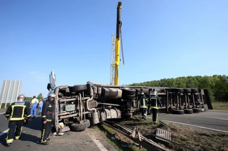 DRAMA NA ZAGREBAČKOJ OBILAZNICI: Pogledajte kako je kamionska grdosija blokirala promet i uzrokovala gužvu