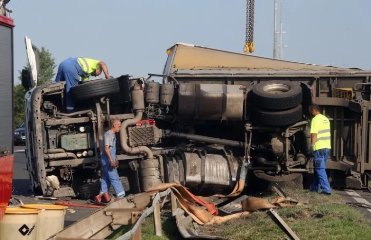 DRAMA NA ZAGREBAČKOJ OBILAZNICI: Pogledajte kako je kamionska grdosija blokirala promet i uzrokovala gužvu