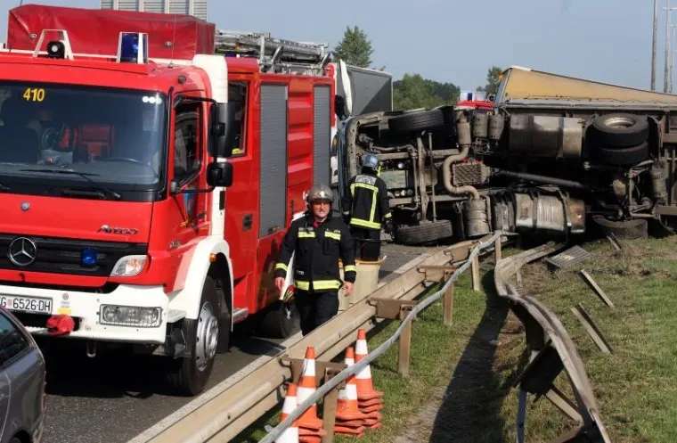 DRAMA NA ZAGREBAČKOJ OBILAZNICI: Pogledajte kako je kamionska grdosija blokirala promet i uzrokovala gužvu