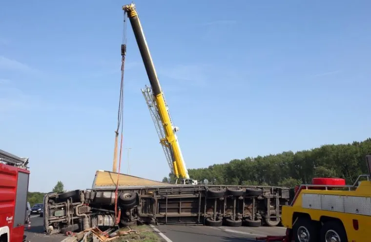 DRAMA NA ZAGREBAČKOJ OBILAZNICI: Pogledajte kako je kamionska grdosija blokirala promet i uzrokovala gužvu