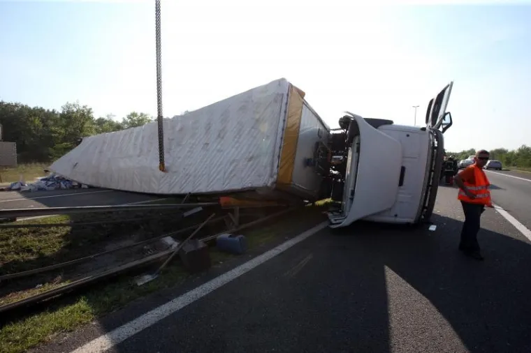 DRAMA NA ZAGREBAČKOJ OBILAZNICI: Pogledajte kako je kamionska grdosija blokirala promet i uzrokovala gužvu