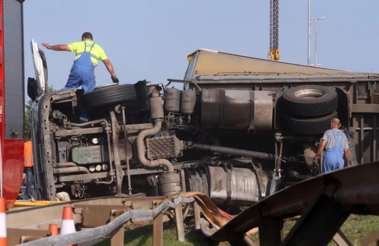 DRAMA NA ZAGREBAČKOJ OBILAZNICI: Pogledajte kako je kamionska grdosija blokirala promet i uzrokovala gužvu