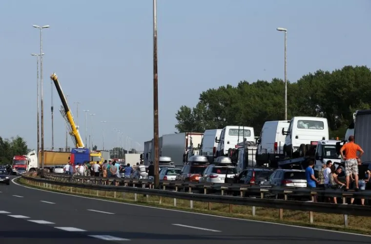 DRAMA NA ZAGREBAČKOJ OBILAZNICI: Pogledajte kako je kamionska grdosija blokirala promet i uzrokovala gužvu