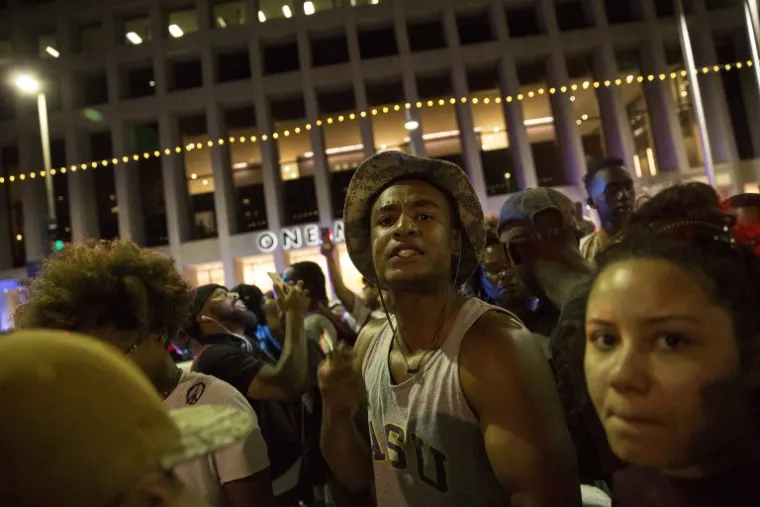 KAOS U DALLASU: Hicima iz snajpera ubijena četvorica policajaca, sedmero ih ranjeno