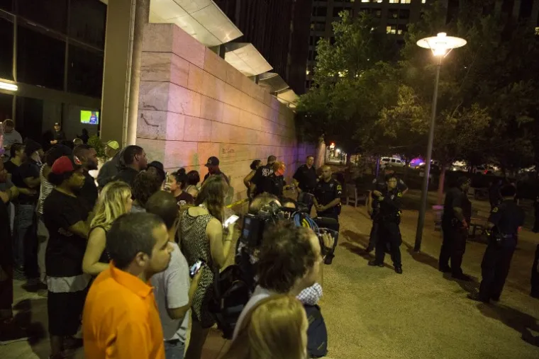 KAOS U DALLASU: Hicima iz snajpera ubijena četvorica policajaca, sedmero ih ranjeno