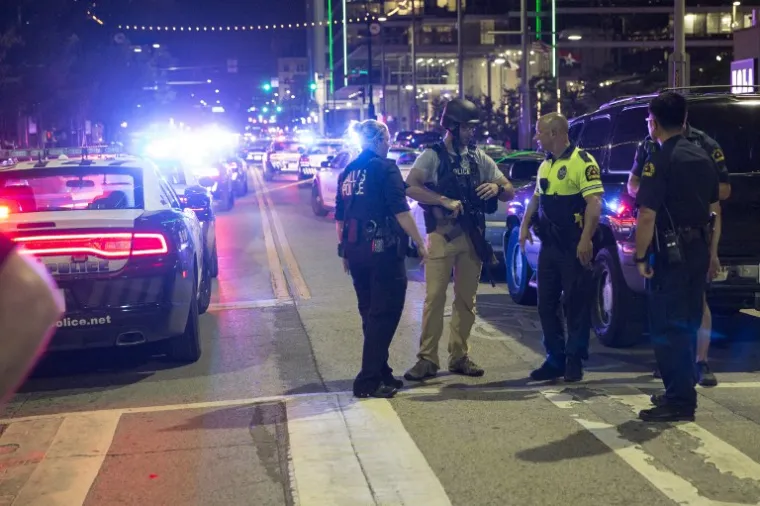 KAOS U DALLASU: Hicima iz snajpera ubijena četvorica policajaca, sedmero ih ranjeno