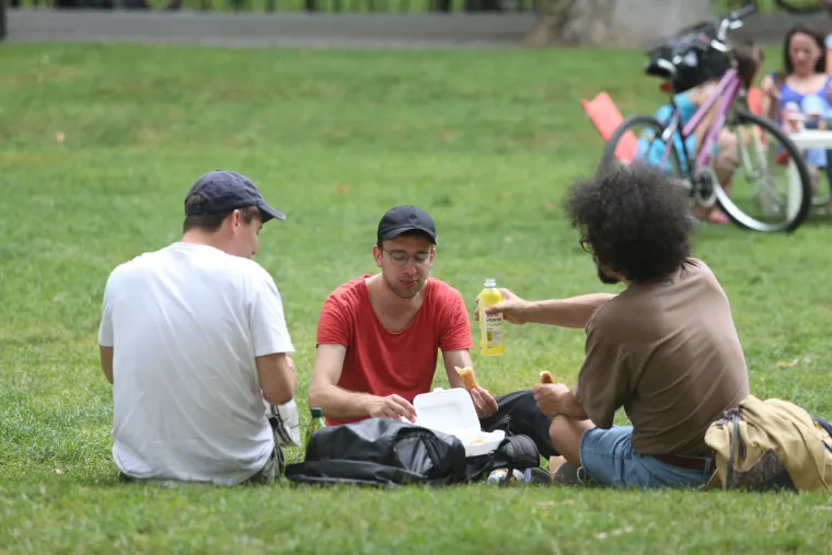 Travica ili plažica? - Zagrebački Zrinjevac dostojna je konkurencija morskom žalu