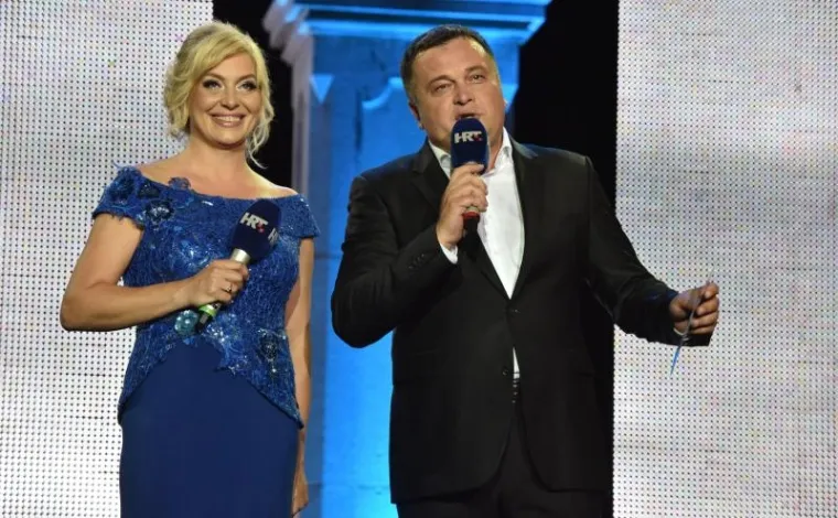 Sinoć je na Prokurativama održana finalna večer 56. Splitskog festivala - voditelji Mariola Malardović Perić i Duško Ćurlić.