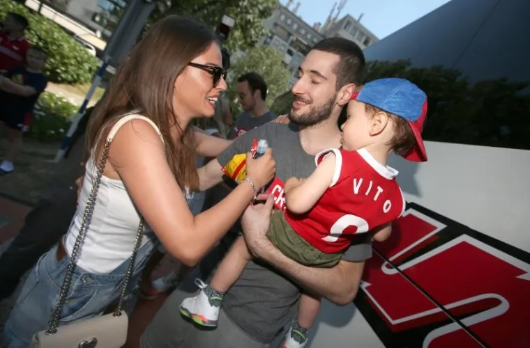 Nakon dramatične utakmice u Italiji na kvalifikacijskom turniru za odlazak na Olimpijske igre u Brazil, te pobjede nad reprezentacijom Italije, hrvatska ko&scaron;arkaska reprezentacija dočekana ispred hotela Panorama gdje je i izbornik Aleksandar Petrović održao konfereniju za medije.