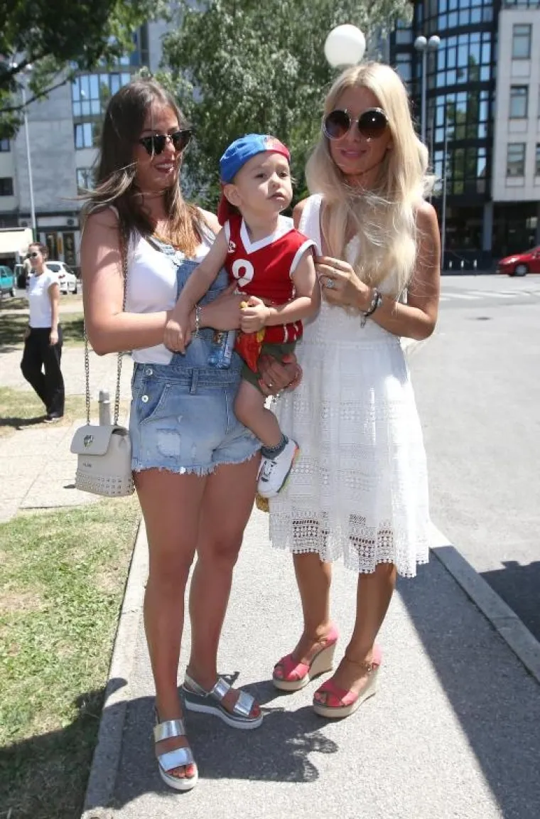 PALI SU I POLJUPCI: Supruge heroja pohitale u zagrljaj svojim muževima na dočeku u Zagrebu