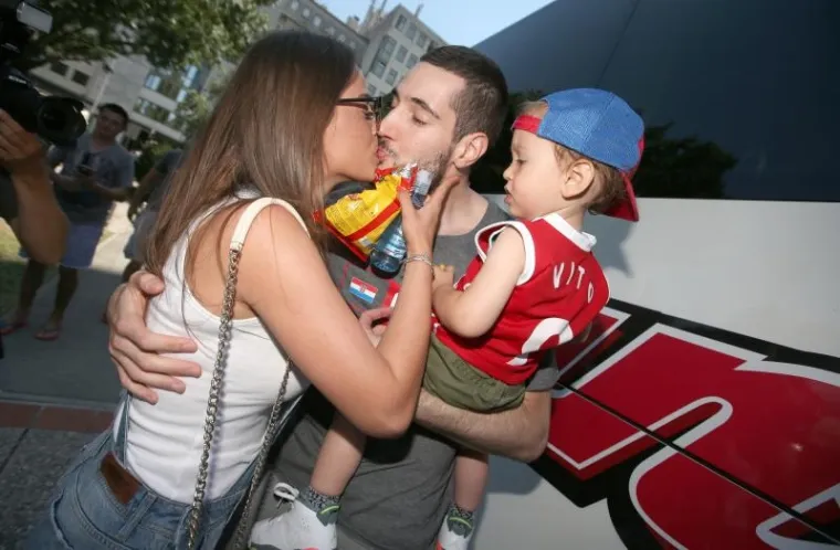 Supruga Luke Babića sa sinom čestitala suprugu.