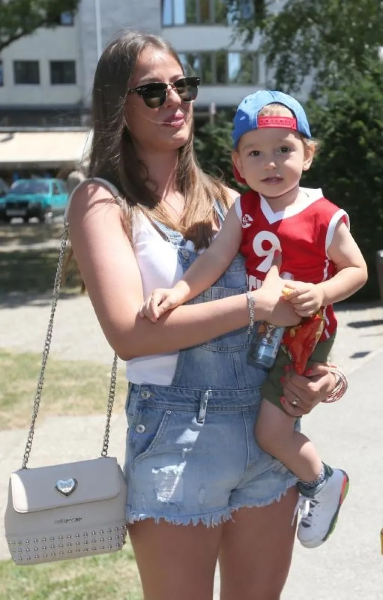 PALI SU I POLJUPCI: Supruge heroja pohitale u zagrljaj svojim muževima na dočeku u Zagrebu