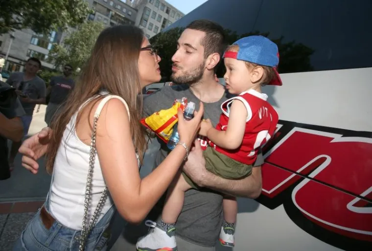 PALI SU I POLJUPCI: Supruge heroja pohitale u zagrljaj svojim muževima na dočeku u Zagrebu