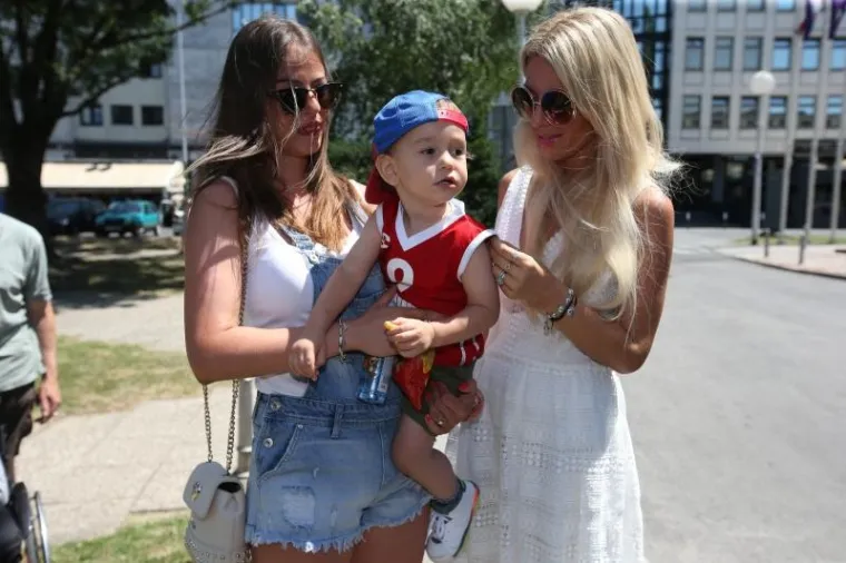 PALI SU I POLJUPCI: Supruge heroja pohitale u zagrljaj svojim muževima na dočeku u Zagrebu