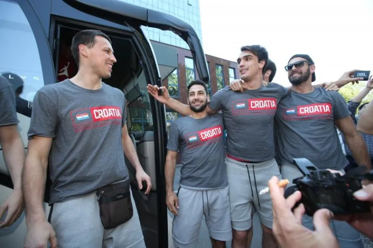 Nakon dramatične utakmice u Italiji na kvalifikacijskom turniru za odlazak na Olimpijske igre u Brazil, te pobjede nad reprezentacijom Italije, Hrvatska ko&scaron;arkaska reprezentacija dočekana ispred hotela Panorama u Zagrebu, gdje je i izbornik Aleksandar Petrović održao konfereniju za medije.