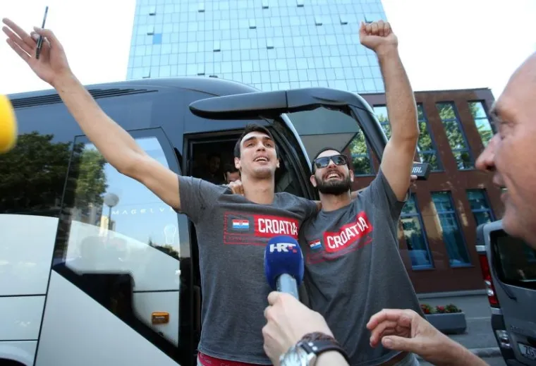 FE&Scaron;TA U ZAGREBU: Ko&scaron;arka&scaron;i u euforičnom raspoloženju dočekali povratak u Hrvatsku