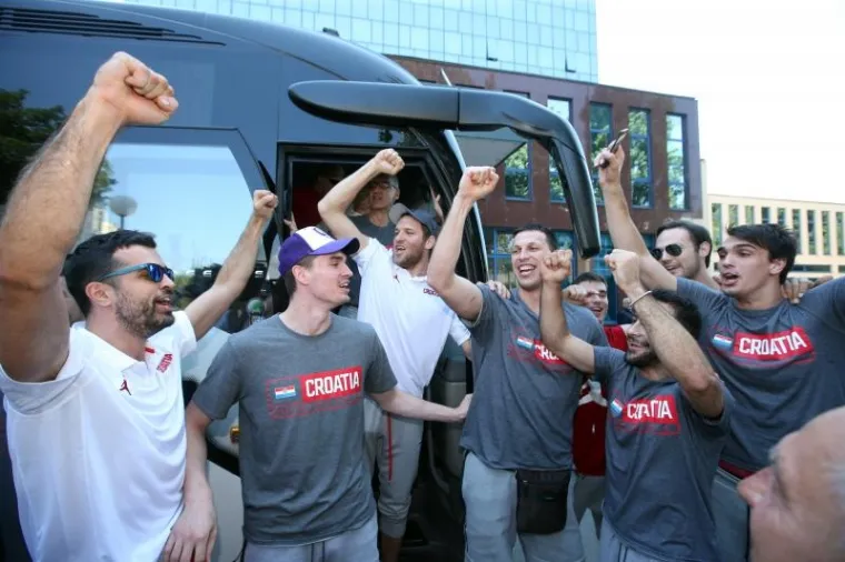 FE&Scaron;TA U ZAGREBU: Ko&scaron;arka&scaron;i u euforičnom raspoloženju dočekali povratak u Hrvatsku