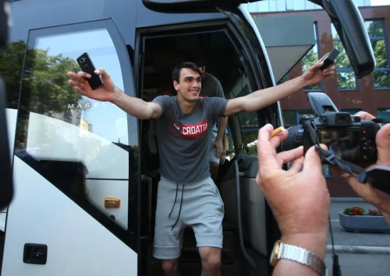 FE&Scaron;TA U ZAGREBU: Ko&scaron;arka&scaron;i u euforičnom raspoloženju dočekali povratak u Hrvatsku