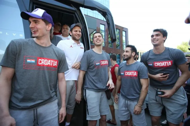 FE&Scaron;TA U ZAGREBU: Ko&scaron;arka&scaron;i u euforičnom raspoloženju dočekali povratak u Hrvatsku