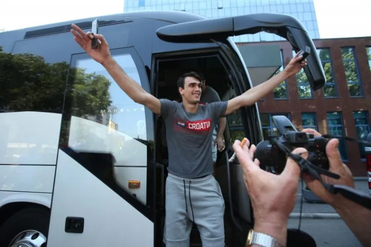 FE&Scaron;TA U ZAGREBU: Ko&scaron;arka&scaron;i u euforičnom raspoloženju dočekali povratak u Hrvatsku