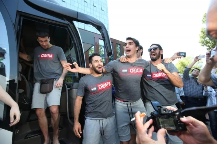 FE&Scaron;TA U ZAGREBU: Ko&scaron;arka&scaron;i u euforičnom raspoloženju dočekali povratak u Hrvatsku