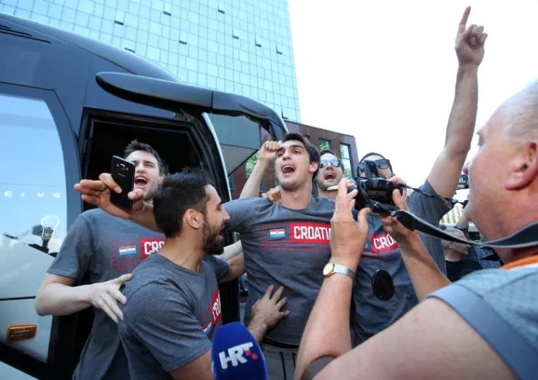 FE&Scaron;TA U ZAGREBU: Ko&scaron;arka&scaron;i u euforičnom raspoloženju dočekali povratak u Hrvatsku