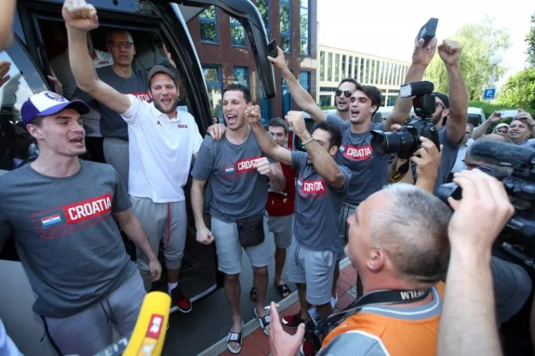 FE&Scaron;TA U ZAGREBU: Ko&scaron;arka&scaron;i u euforičnom raspoloženju dočekali povratak u Hrvatsku