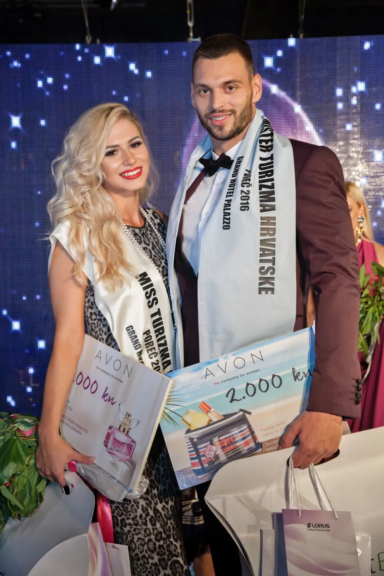 Sinoć se u Poreču u Clubu Palazzo u Grand Hotelu Palazzo održao finalni izbor za Miss i Mistera turizma Hrvatske. Novookrunjena Miss turizma  koja će Hrvatsku predstavljati koncem godine u Hong Kongu mlada je  Lara Vuku&scaron;ić, a Mister turizma,koji će boje Hrvatske braniti sljedeće godine u Panami,  je Jakov Vranković . Oboje dolaze iz Splita.