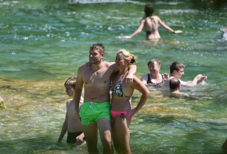 LJEPOTICE NA SLAPOVIMA KRKE: Tražile su spas od nesnosnih vrućina...