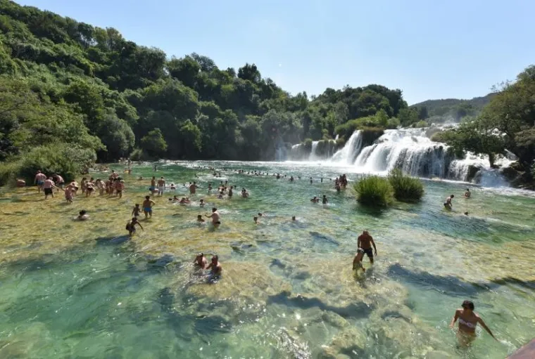 Slapovi Krke - Spas od velikih vrućina i toplinskog udara domaći i strani gosti potražili u hladnoj rijeci Krki, u Nacionalnom parku Krka.