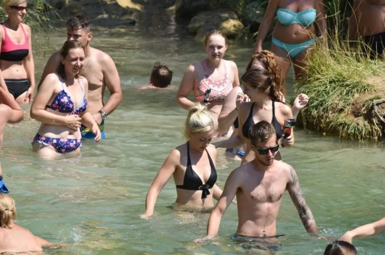 LJEPOTICE NA SLAPOVIMA KRKE: Tražile su spas od nesnosnih vrućina...