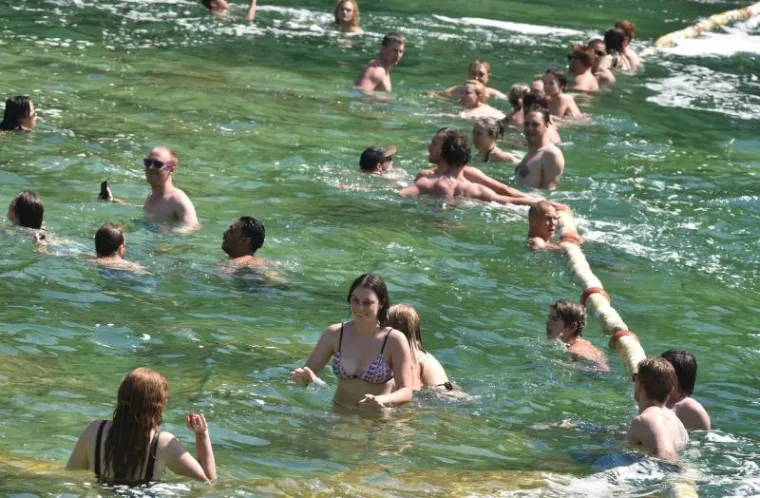 LJEPOTICE NA SLAPOVIMA KRKE: Tražile su spas od nesnosnih vrućina...