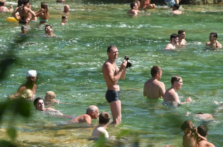 LJEPOTICE NA SLAPOVIMA KRKE: Tražile su spas od nesnosnih vrućina...